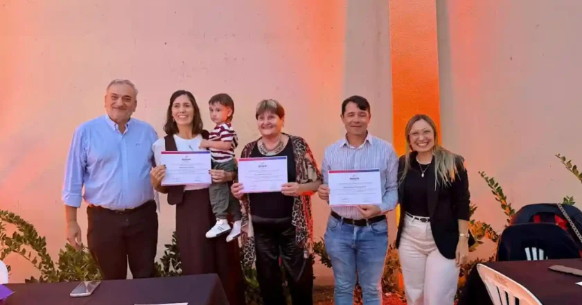 Calvo acompañó la presentación de “santafesinas que inspiran” y destacó el talento de los escritores del departamento Castellanos