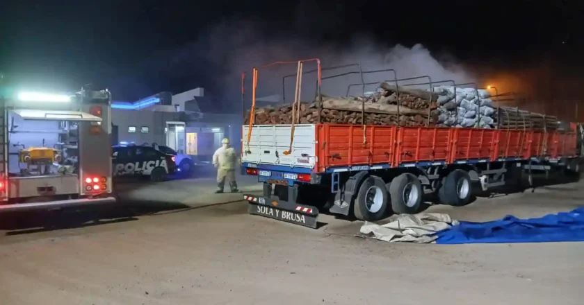 San Guillermo: incendio en camión con carga de carbón