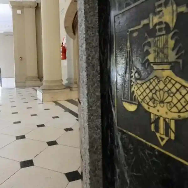 Esperanza: Se dispuso la prisión preventiva de una mujer por abusar sexualmente de su hijo adolescente