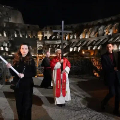 Histórico Vía Crucis en Roma: el Papa León XIV cargó la Cruz en las 14 estaciones