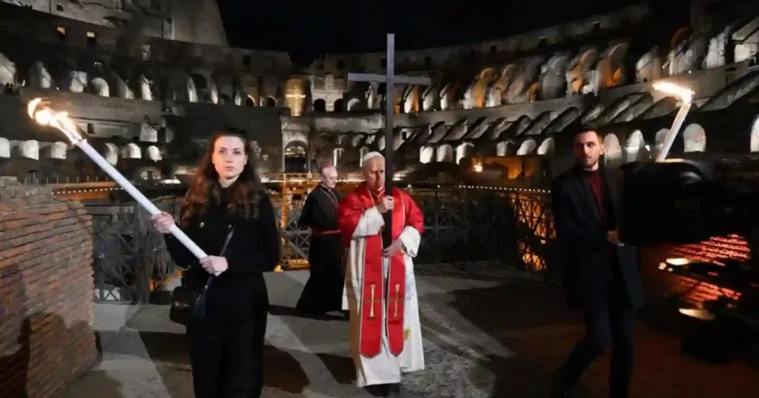 Histórico Vía Crucis en Roma: el Papa León XIV cargó la Cruz en las 14 estaciones