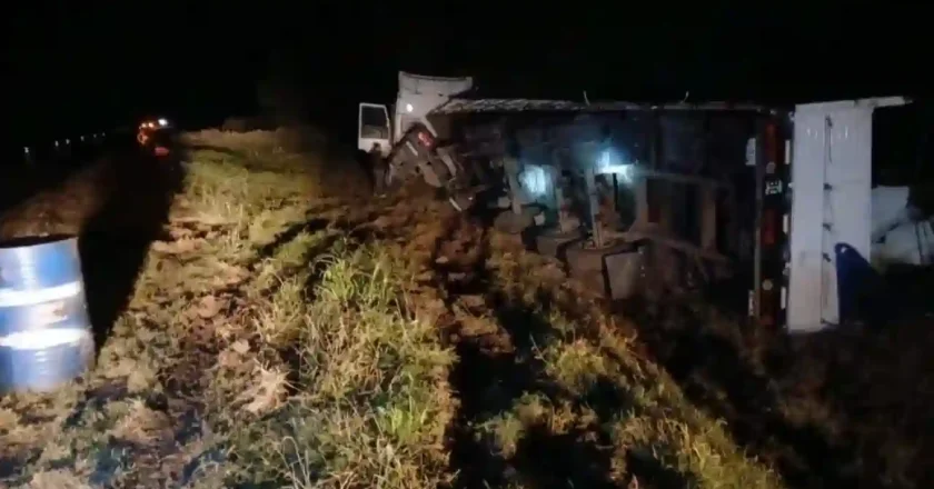 Siniestro vial en Ruta 34: un camión volcó a la altura de Lehmann