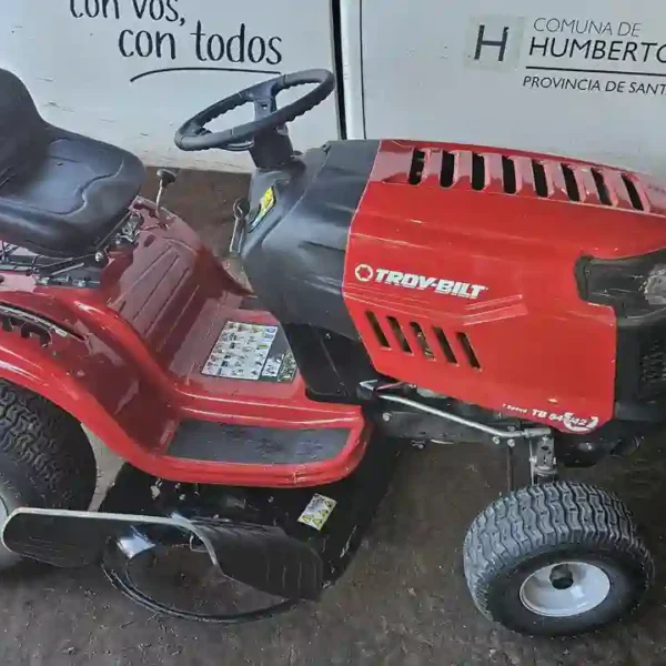La Comuna de Humberto Primo incorporó un nuevo minitractor cortacésped