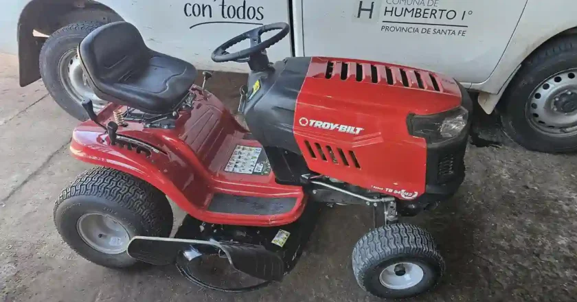 La Comuna de Humberto Primo incorporó un nuevo minitractor cortacésped