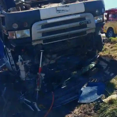 Accidente en Autovía 19: camión volcado y conductor rescatado