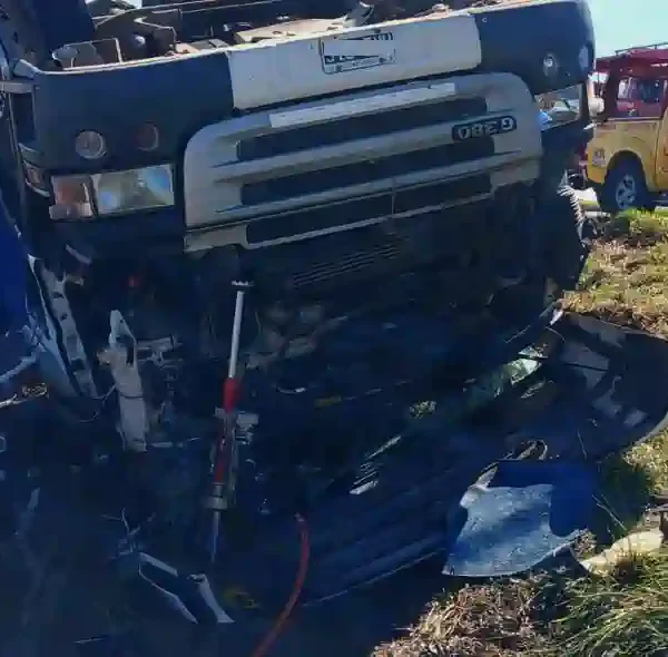 Accidente en Autovía 19: camión volcado y conductor rescatado