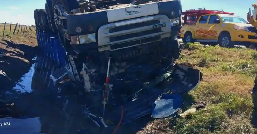Accidente en Autovía 19: camión volcado y conductor rescatado