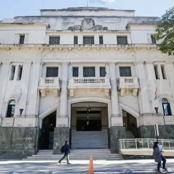 Pedirán cuatro años y seis meses de prisión para un policía acusado de agredir a un niño y a un adolescente en la vía pública de la ciudad de Santa Fe