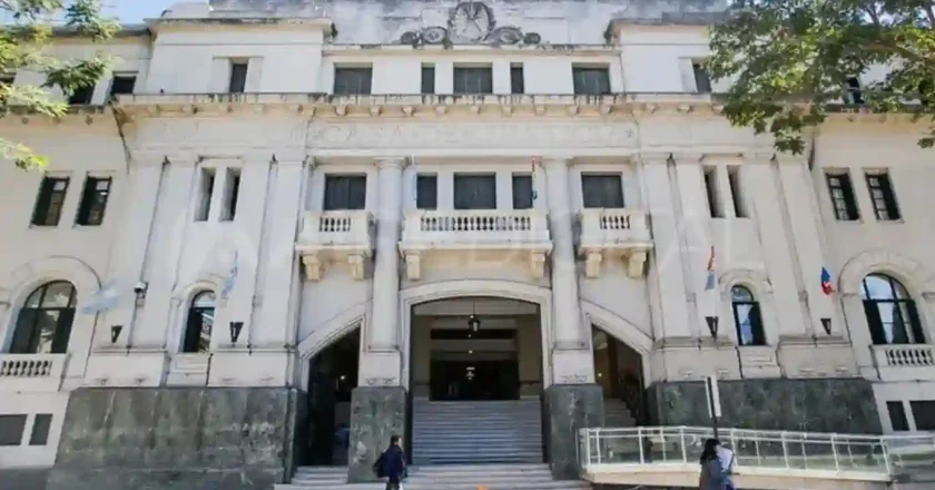 Pedirán cuatro años y seis meses de prisión para un policía acusado de agredir a un niño y a un adolescente en la vía pública de la ciudad de Santa Fe