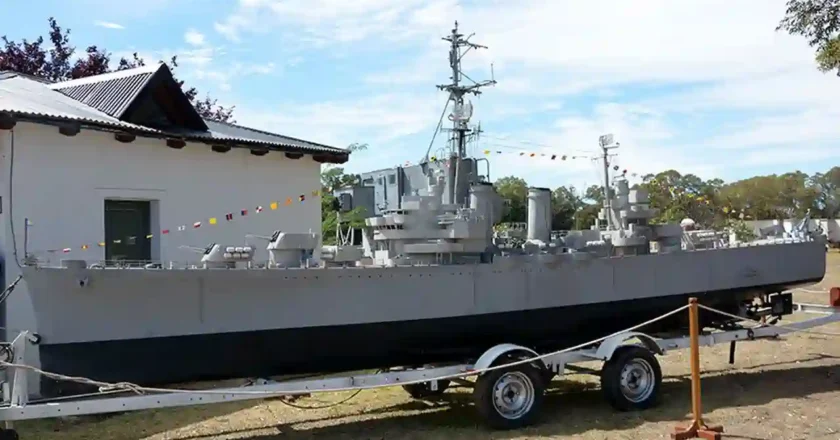 Rafaela recibe una réplica del Crucero ARA Belgrano