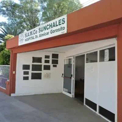 Sunchales: dos jóvenes heridos en un choque entre auto y moto