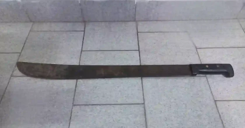 Detenido con un machete en San Cristóbal tras amenazar y resistirse a la policía