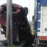 Santa Fe: Impactante choque en avenida Blas Parera, un auto terminó volcado sobre un poste