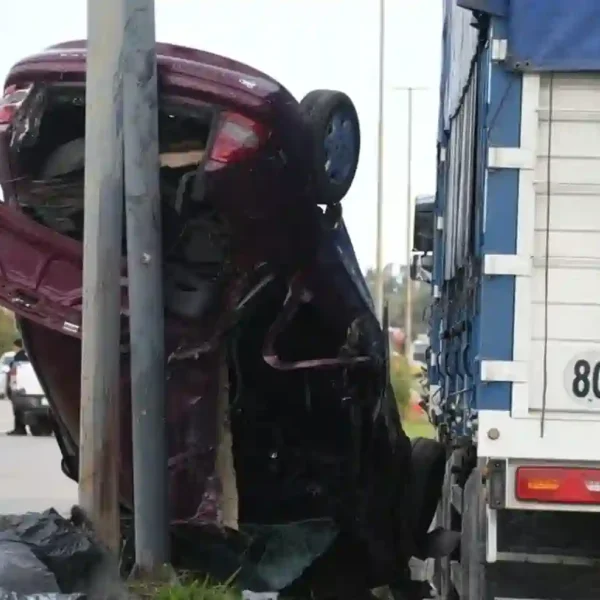 Santa Fe: Impactante choque en avenida Blas Parera, un auto terminó volcado sobre un poste
