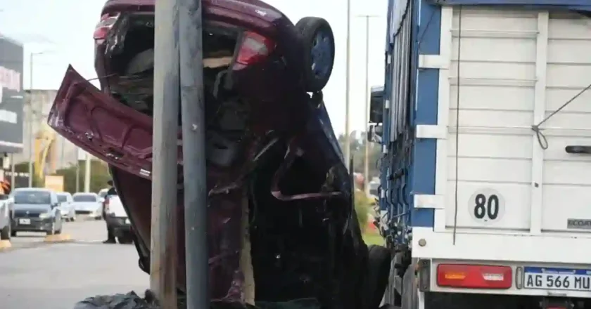 Santa Fe: Impactante choque en avenida Blas Parera, un auto terminó volcado sobre un poste