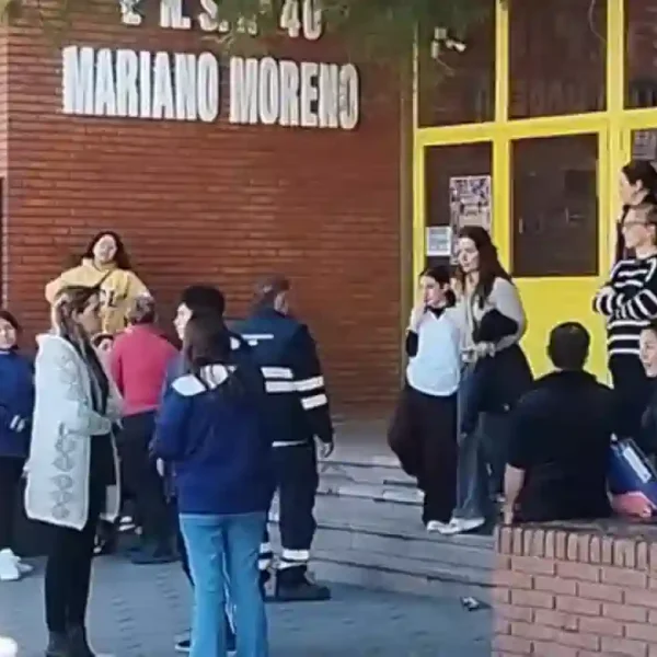 Explosión de la rueda de un camión en San Cristóbal provocó un fuerte susto en una escuela