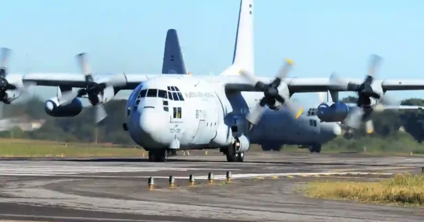 Milei envió un Hércules C-130 a Bolivia en medio de la crisis social