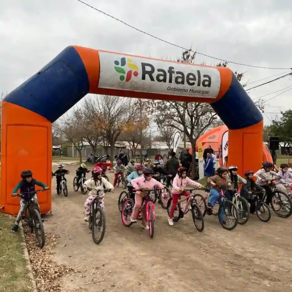”Ciclismo en los Barrios” reunió a más de 50 chicos en barrio Mora