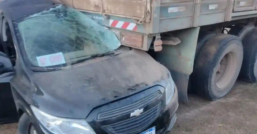 Ceres: un joven sufrió heridas graves tras chocar contra un acoplado en avenida Salta
