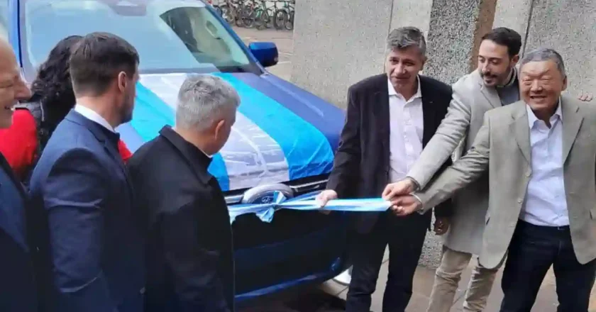 Rafaela: Ford entregó una camioneta a la Escuela Técnica Lehmann
