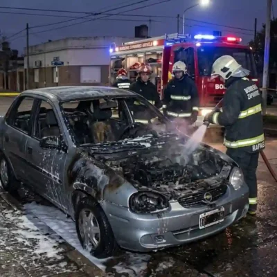 Incendio de un auto en Rafaela: intervino Bomberos Zapadores