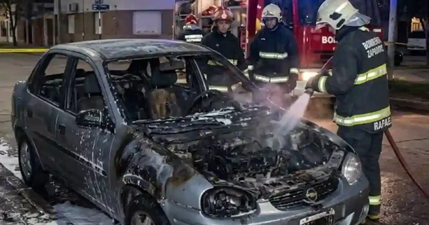 Incendio de un auto en Rafaela: intervino Bomberos Zapadores