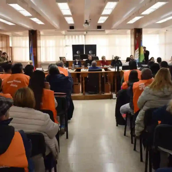 Ante un recinto colmado, el Concejo se comprometió a defender los puestos de trabajo