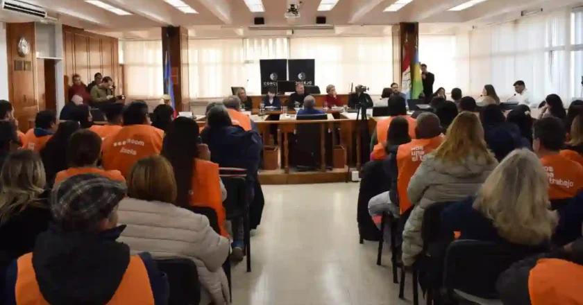 Ante un recinto colmado, el Concejo se comprometió a defender los puestos de trabajo