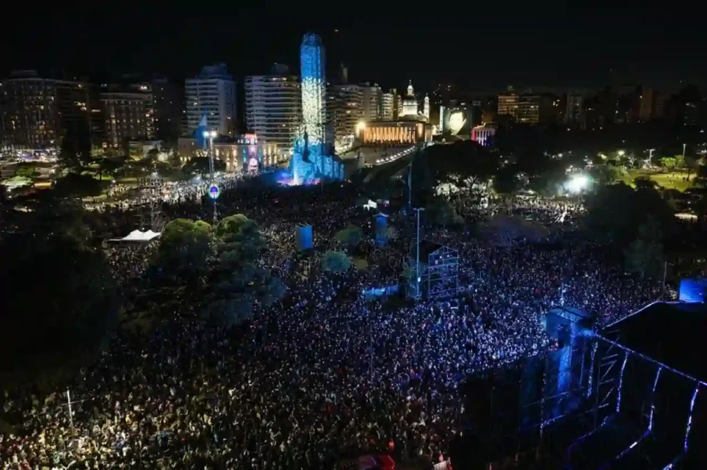Día de la Bandera: más de 350 mil personas celebraron en Rosario y vibraron con Abel Pintos 1 Día de la Bandera: más de 350 mil personas celebraron en Rosario y vibraron con Abel Pintos