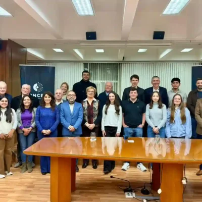 Ante una sala colmada de público, “Raíces del barro” se estrenó en el Concejo Municipal
