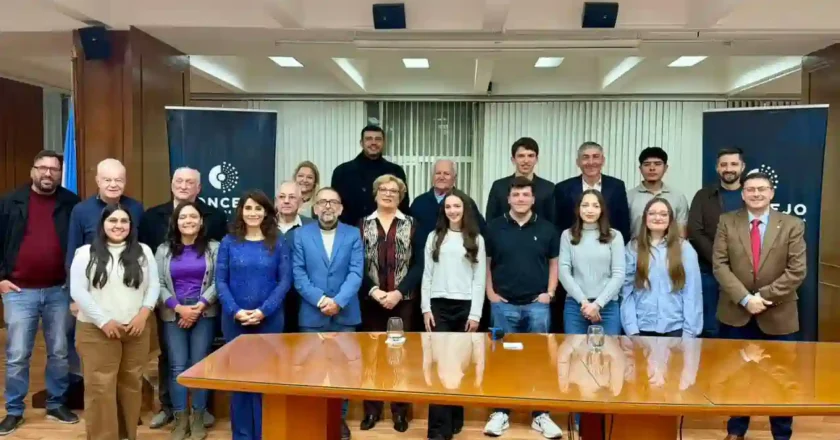 Ante una sala colmada de público, “Raíces del barro” se estrenó en el Concejo Municipal