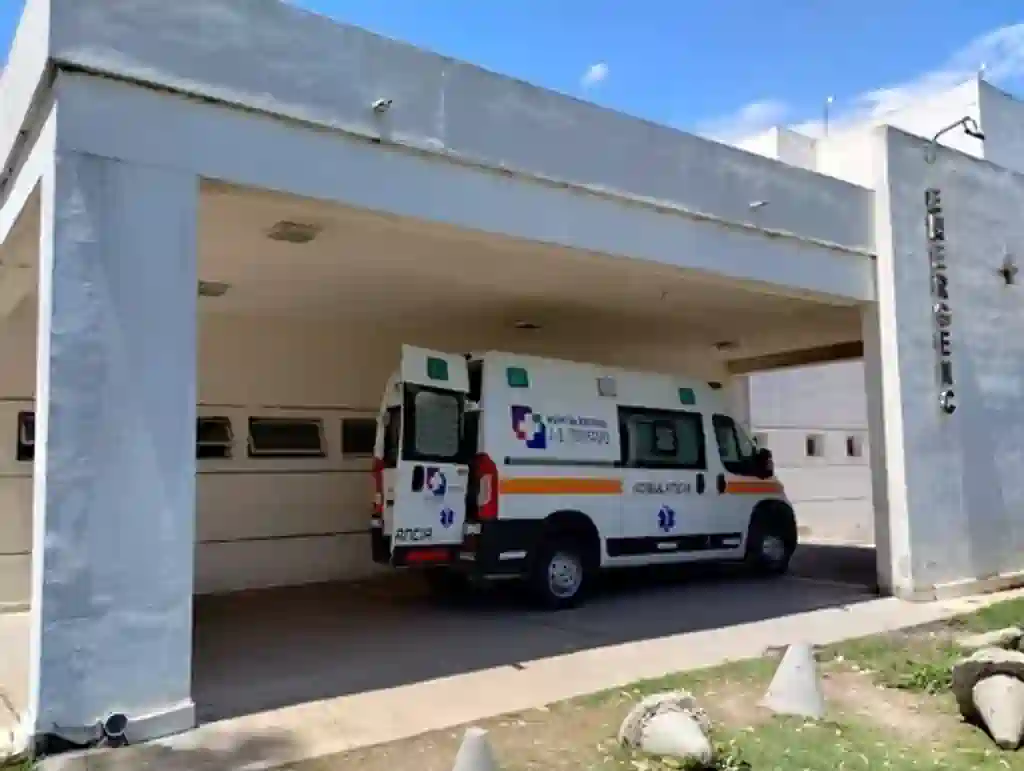 Accidente de tránsito en Frontera: un automovilista se descompensó y chocó contra un árbol 1 Accidente de tránsito en Frontera: un automovilista se descompensó y chocó contra un árbol