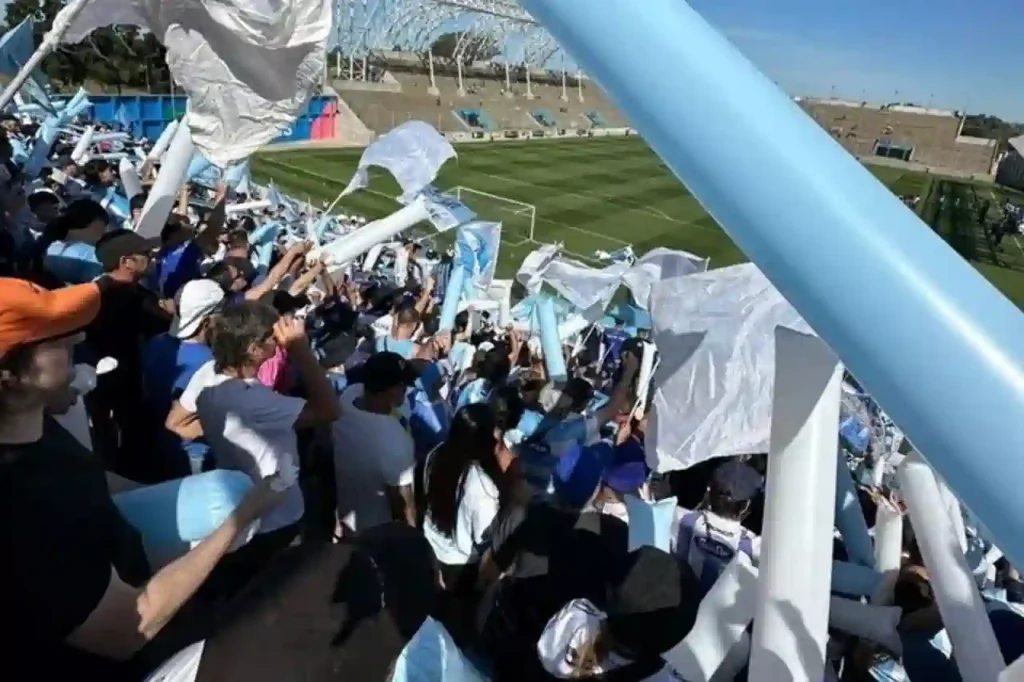 Dos hinchas de Atlético de Rafaela fueron prohibidos por 24 meses de ingresar a estadios tras incidentes en la tribuna 1 Dos hinchas de Atlético de Rafaela fueron prohibidos por 24 meses de ingresar a estadios tras incidentes en la tribuna