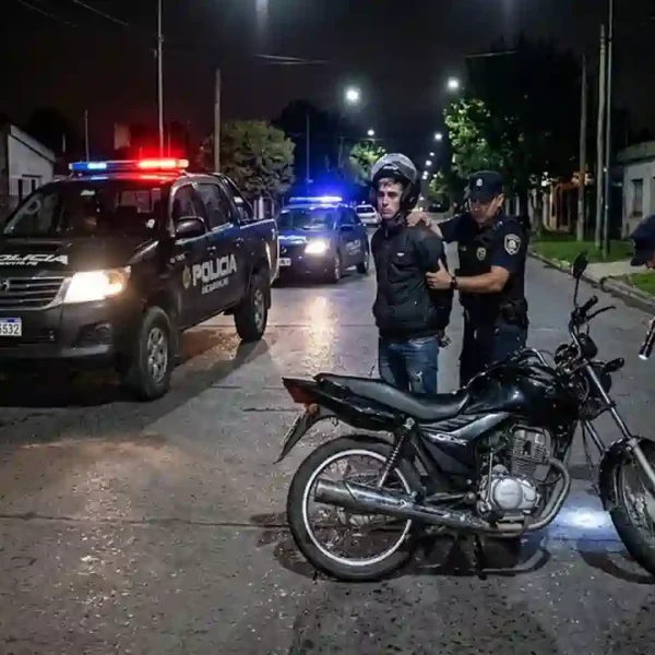 Fuga y aprehensión en Frontera: un motociclista sin luces ni patente fue detenido tras un seguimiento controlado