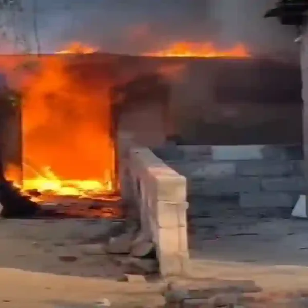 Incendio en calle Oroño al 600: el fuego afectó a una vivienda interna y se propagó a casas linderas