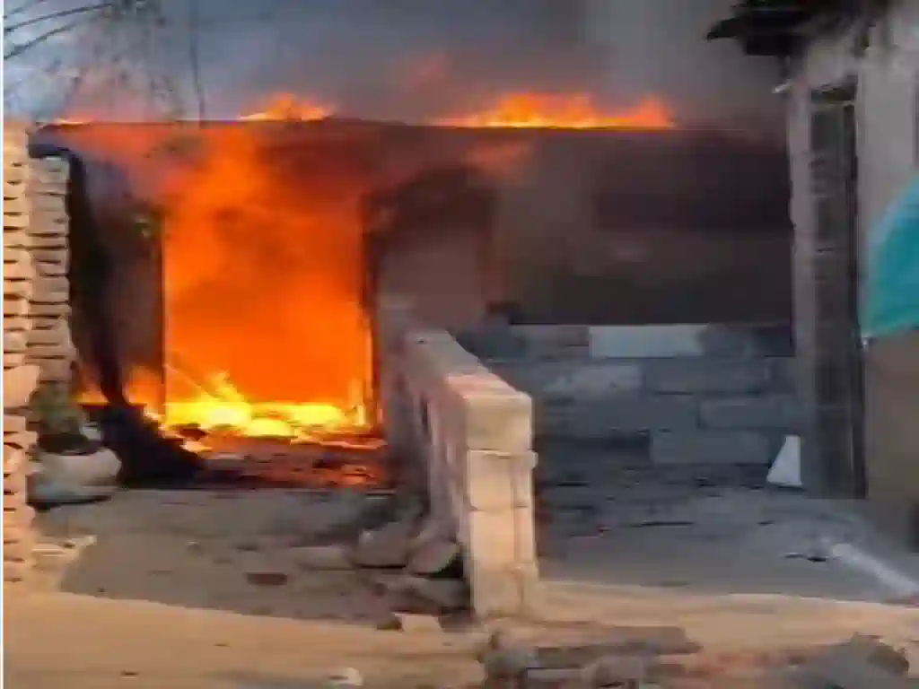 Incendio en calle Oroño al 600: el fuego afectó a una vivienda interna y se propagó a casas linderas 1 Incendio en calle Oroño al 600: el fuego afectó a una vivienda interna y se propagó a casas linderas