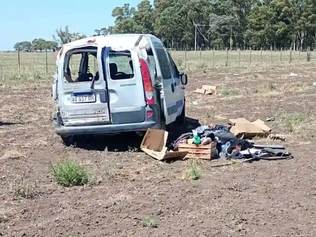 Vuelco en la Ruta Nacional 34 a la altura de Lehmann: una Kangoo terminó con personas lesionadas 1 Vuelco en la Ruta Nacional 34 a la altura de Lehmann: una Kangoo terminó con personas lesionadas