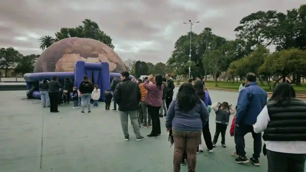 Gran convocatoria para la jornada del Planetario Móvil 360° en Humberto Primo 1 Gran convocatoria para la jornada del Planetario Móvil 360° en Humberto Primo