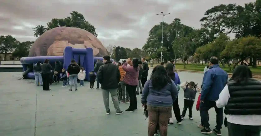 Gran convocatoria para la jornada del Planetario Móvil 360° en Humberto Primo