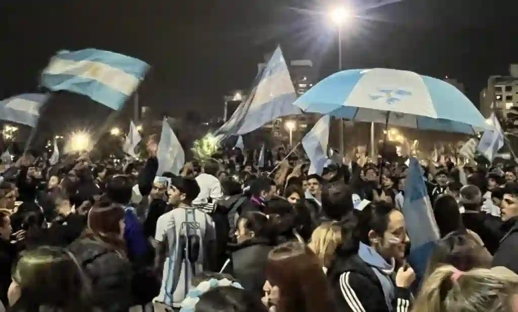 Inédita sanción para una mujer que agredió a un policía en los festejos de la Selección 1 Inédita sanción para una mujer que agredió a un policía en los festejos de la Selección