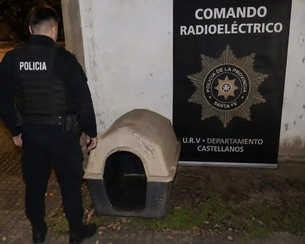 Rafaela: secuestran una casilla para perro abandonada y buscan a su dueño 1 Rafaela: secuestran una casilla para perro abandonada y buscan a su dueño