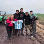 Dibu Martínez quedó varado en el barro y fue ayudado por una familia en Sierra de los Padres