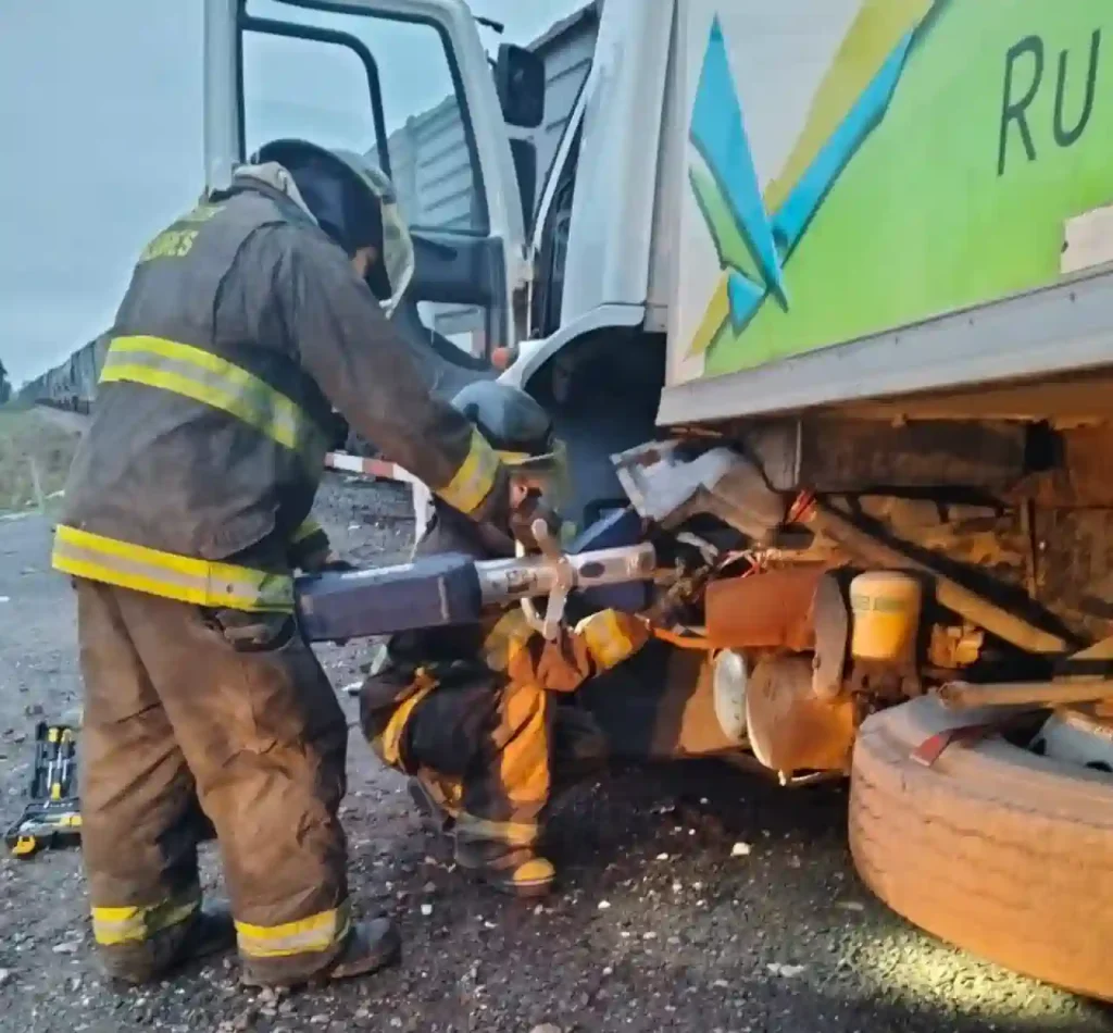 Accidente en Ruta 34: chocaron un camión y un tren en el cruce del INTA 1 Accidente en Ruta 34: chocaron un camión y un tren en el cruce del INTA