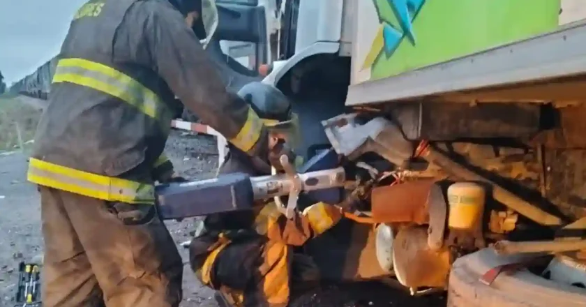 Accidente en Ruta 34: chocaron un camión y un tren en el cruce del INTA