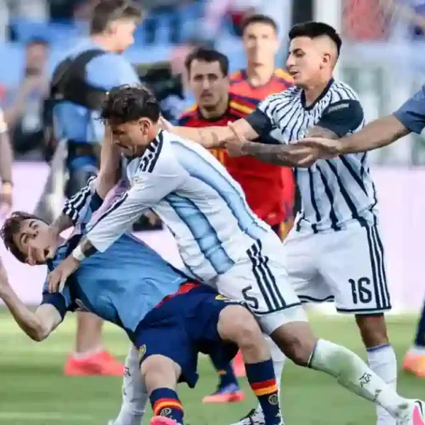 FIFA sancionó a Paredes y Molina tras la final del Mundial