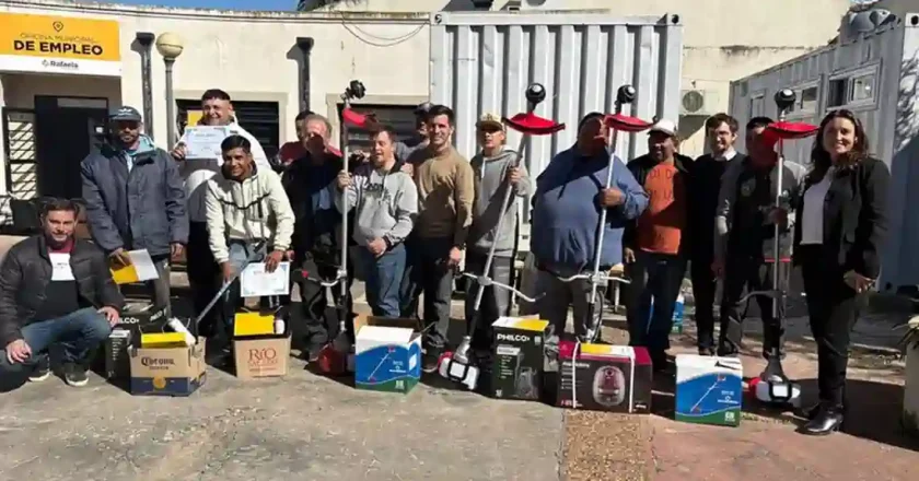 Rafaela: entregaron herramientas a ex lavacoches para trabajar