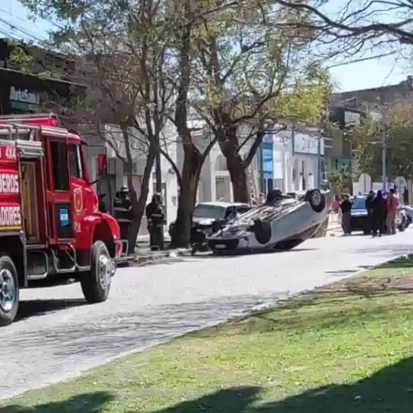 Vuelco en Bv. Lehmann: una mujer resultó herida en Rafaela