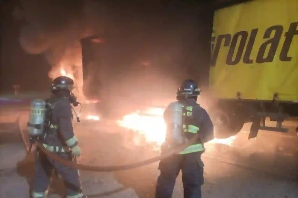 Ardió un camión cargado con lácteos frente a Ilolay y las pérdidas fueron totales 1 Ardió un camión cargado con lácteos frente a Ilolay y las pérdidas fueron totales