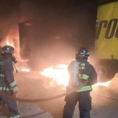 Ardió un camión cargado con lácteos frente a Ilolay y las pérdidas fueron totales