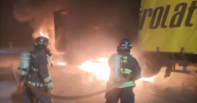 Ardió un camión cargado con lácteos frente a Ilolay y las pérdidas fueron totales